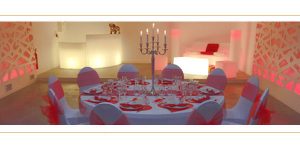 réception rouge chandelier - location salle de mariage isère