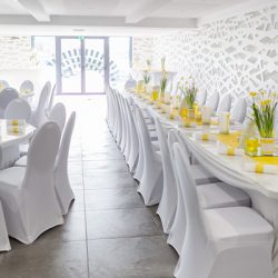 décoration fête blanc et jaune - salle de séminaire